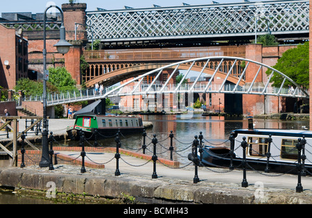 Le pont des marchands et les viaducs de chemin de fer couvrent le Canal de Bridgewater, quai de pommes de terre et le bassin des Géants Le Castlefield Banque D'Images