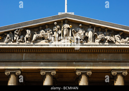 British Museum figures allégoriques avec fronton sur l'entrée principale, Londres, Royaume-Uni Banque D'Images