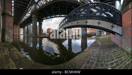 Victorian viaducs de chemin de fer et les ponts dans le bassin Castlefield Manchester Banque D'Images