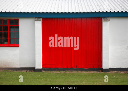 Double portes rouge vif sur l'atelier Banque D'Images