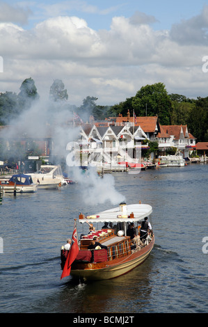 Henley on Thames le piéton 63 Lancement de vapeur Alaska faisant son chemin vers le bas la Tamise le bateau en teck date de 1883 Banque D'Images