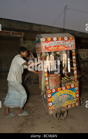 Man pushing food à Dhaka Bangladesh Banque D'Images