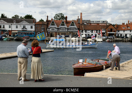 Henley on Thames Oxfordshire Angleterre Tamise spectateurs regardant le barge Royale Linguistica Thamesis étant ramé en aval Banque D'Images