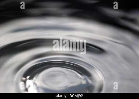 Macro close up of water splash qui ressemble comme de l'huile Banque D'Images