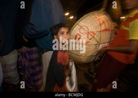 Les enfants de la rue vol de nourriture à Dhaka Bangladesh marché nocturne Banque D'Images