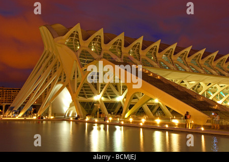 Musée des sciences Príncipe Felipe au crépuscule par Calatrava, Cité des Arts et des Sciences de Valence Comunidad Valenciana Espagne Banque D'Images