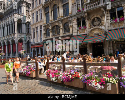 Les gens sur la Grand-Place ou Grand Place grand place à Bruxelles lors d'une journée ensoleillée Banque D'Images