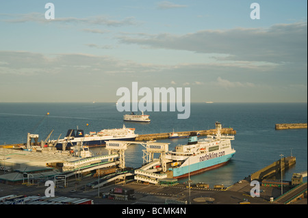 Les quais de l'Est et du Port de Ferry Dover Kent UK falaises du Cap Blanc Nez et de Calais feux sur les côtes françaises, en l'arrière-plan Banque D'Images