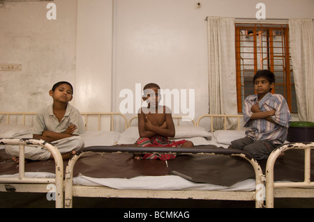 Les enfants en clinique au club enfants Dhaka Bangladesh Motijheel Banque D'Images