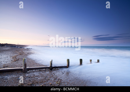 Lever du soleil sur la plage de Shoreham, West Sussex, England, UK Banque D'Images