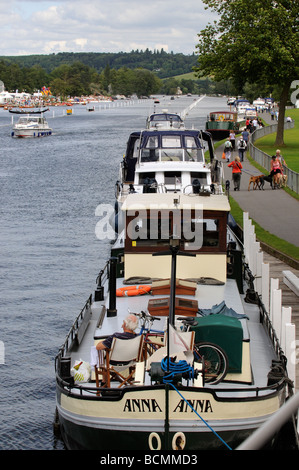 Henley on Thames personnes marchant sur le chemin de halage riverside tamise le sud de l'Angleterre, Royaume-Uni Banque D'Images