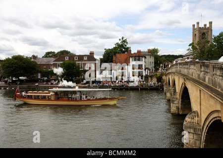 Henley on Thames le piéton 63 Lancement de vapeur Alaska faisant son chemin vers le bas la Tamise le bateau en teck date de 1883 Banque D'Images