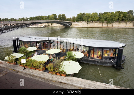 Le Quai bateau restaurant sur la Seine, Paris, France Banque D'Images