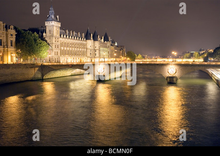 La Conciergerie et le Pont au Change, Paris, France Banque D'Images