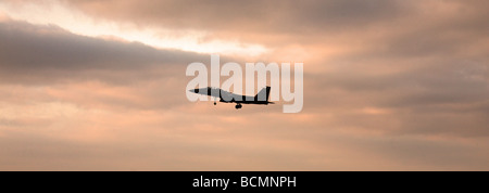 F-15 Eagle landing au coucher du soleil, RAF Lakenheath, Suffolk, UK Banque D'Images