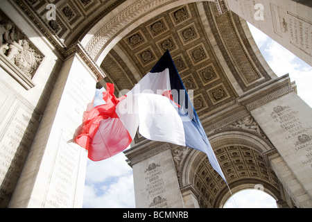 Arc de triomphe à Paris avec drapeau France Banque D'Images