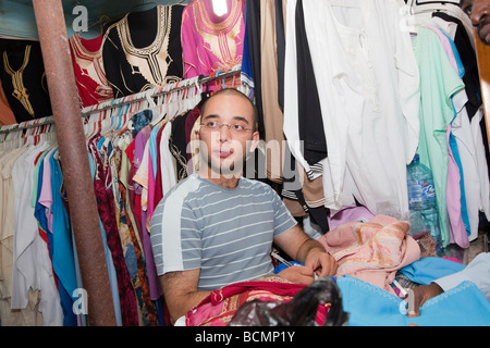 Un commerçant vend des vêtements traditionnels tunisiens dans la médina (vieille ville), à Tunis. Banque D'Images