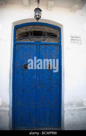 El Kef est une ville intéressante mouchetée avec ses allées sinueuses, ses murs blanchis à la chaux, et portes en bois bleu de la mer. Banque D'Images