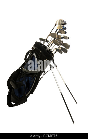 Ensemble de clubs de golf sur fond blanc avec un fer metal woods et un putter dans un sac de golf Banque D'Images