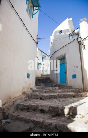 El Kef est une ville intéressante mouchetée avec ses allées sinueuses, ses murs blanchis à la chaux, et portes en bois bleu de la mer. Banque D'Images