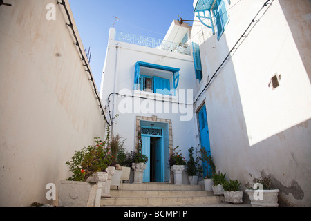 El Kef est une ville intéressante mouchetée avec ses allées sinueuses, ses murs blanchis à la chaux, et portes en bois bleu de la mer. Banque D'Images