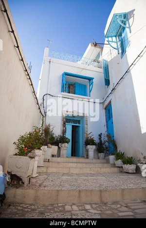 El Kef est une ville intéressante mouchetée avec ses allées sinueuses, ses murs blanchis à la chaux, et portes en bois bleu de la mer. Banque D'Images