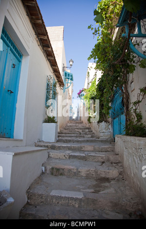 El Kef est une ville intéressante mouchetée avec ses allées sinueuses, ses murs blanchis à la chaux, et portes en bois bleu de la mer. Banque D'Images