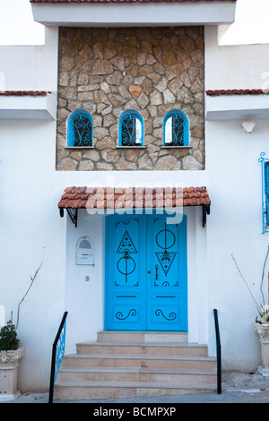 El Kef est une ville intéressante mouchetée avec ses allées sinueuses, ses murs blanchis à la chaux, et portes en bois bleu de la mer. Banque D'Images