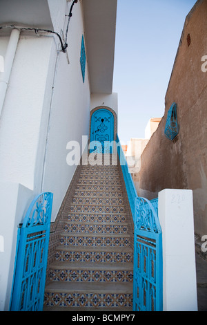 El Kef est une ville intéressante mouchetée avec ses allées sinueuses, ses murs blanchis à la chaux, et portes en bois bleu de la mer. Banque D'Images