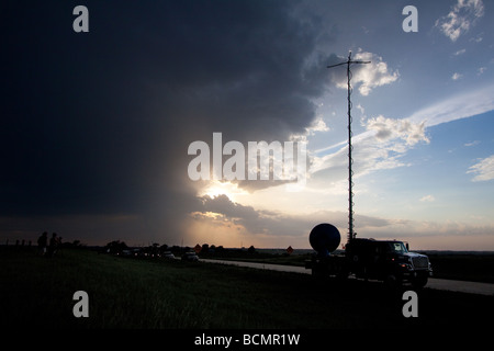 L'effet Doppler sur roues chariot DOW 7 soulève son antenne dans le sud-ouest de l'Iowa 31 Mai 2009 Banque D'Images