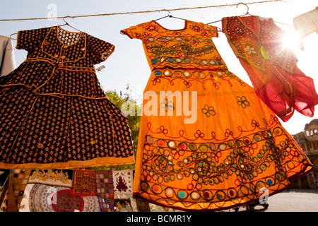 Des robes pour la vente au marché Sadar Jodhpur Rajasthan Inde Banque D'Images