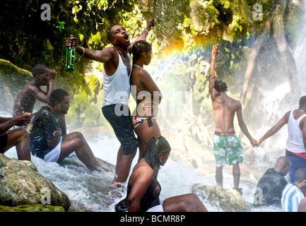 Un couple célèbre au saut d'eau dans le centre de festival vaudou Haïti le 14 juillet 2008. Banque D'Images