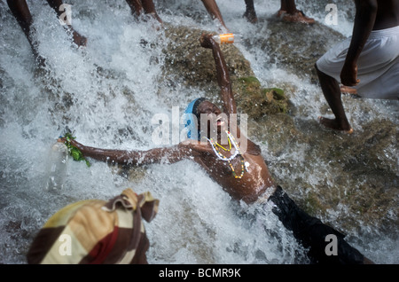 Une femme 'pran lwa' sous les chutes à Saut d'eau dans la région du centre d'Haïti au cours de l'assemblée annuelle festival vaudou il y a le 15 juillet 2008. Banque D'Images