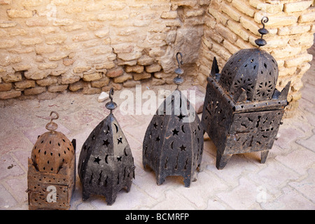 Une boutique à Tozeur, Tunisie 14e siècle du quartier Ouled El Hadef vend des lanternes. Banque D'Images