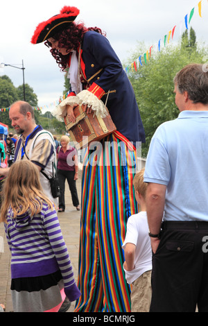 Femme habillé en pirate et marcher sur des échasses à célébrations régate en Kingston upon Thames Surrey England Banque D'Images