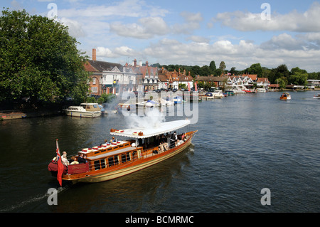 Henley on Thames le piéton 63 Lancement de vapeur Alaska faisant son chemin vers le bas la Tamise le bateau en teck date de 1883 Banque D'Images