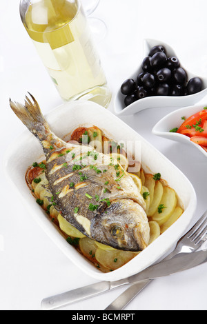 Tête doré au four dorade aux légumes et vin blanc Banque D'Images