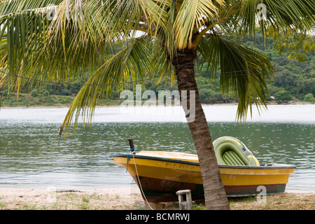 Bateau à Ceylan les pêcheurs sur la mer Club Clappenburg Bay, à Trincomalee Banque D'Images