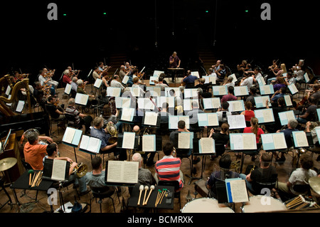 Chef d'orchestre indien Zubin Mehta répète l'Orchestre philharmonique d'Israël dans l'Auditorium Mann Tel Aviv ISRAËL Banque D'Images