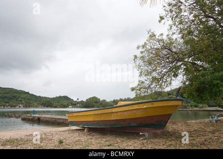 Bateau à Ceylan les pêcheurs sur la mer Club Clappenburg Bay, à Trincomalee Banque D'Images