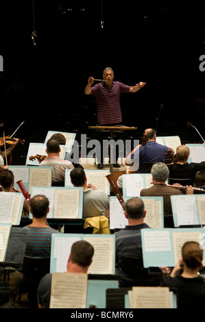 Chef d'orchestre indien Zubin Mehta répète l'Orchestre philharmonique d'Israël dans l'Auditorium Mann Tel Aviv ISRAËL Banque D'Images