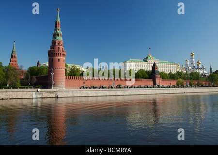 Kremlin de Moscou avec la rangée de camions militaires à la fête de la Victoire Banque D'Images