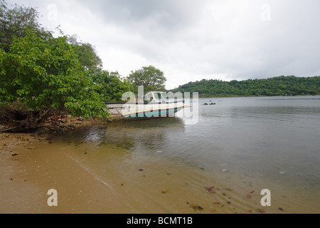 Bateau à Ceylan les pêcheurs sur la mer Club Clappenburg Bay, à Trincomalee Banque D'Images