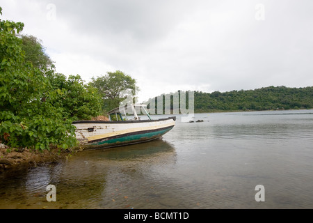 Bateau à Ceylan les pêcheurs sur la mer Club Clappenburg Bay, à Trincomalee Banque D'Images