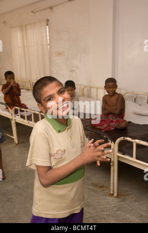 Les enfants en clinique au club enfants Dhaka Bangladesh Motijheel Banque D'Images