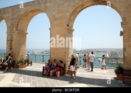 Les touristes prendre dans la vue de la partie supérieure des jardins Barrakka, La Valette Malte Banque D'Images