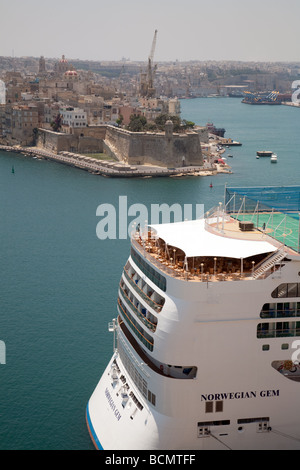 Le navire de croisière Norwegian Cruise Line Norwegian Gem' dans 'le grand port, La Valette, Malte Banque D'Images