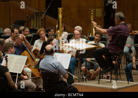 Chef d'orchestre indien Zubin Mehta répète l'Orchestre philharmonique d'Israël dans l'Auditorium Mann Tel Aviv ISRAËL Banque D'Images