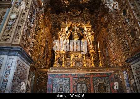 Autel d'or avec la Vierge Marie et l'Enfant Jésus et les anges en Sé Catedral à Faro, Portugal Banque D'Images