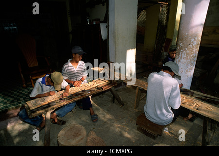 Vietnam, Hoi an, village de Kim Bong, sculpture sur bois Banque D'Images